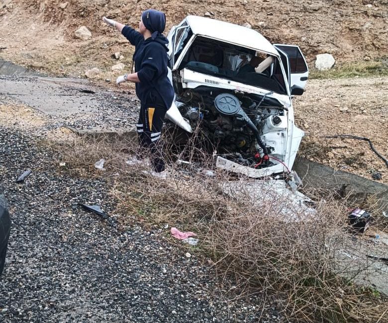 Siirt-Eruh Yolundaki Trafik Kazasında 5 Kişi Yaralandı (VİDEOLU HABER)